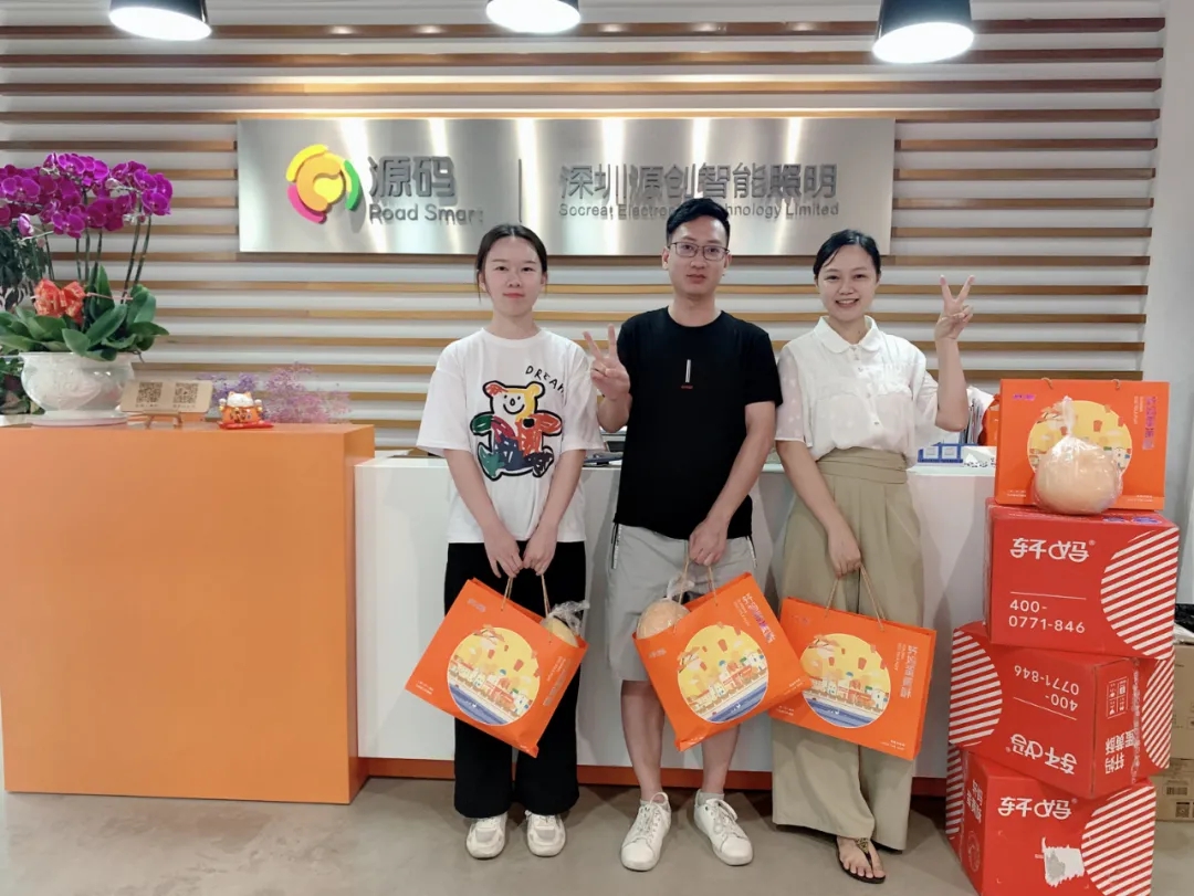 喜逢中秋加國慶，月圓家圓就團圓